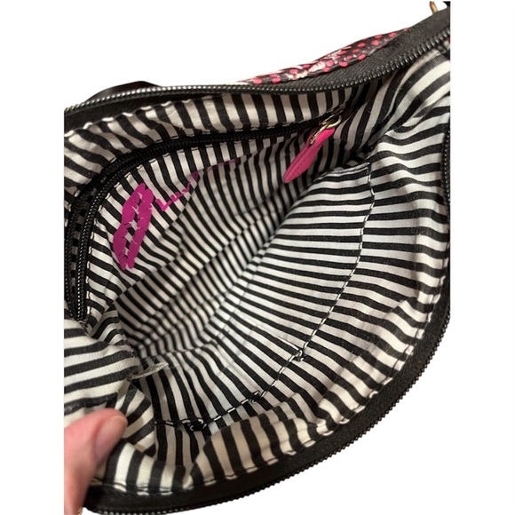 Luv Betsey Betsey Johnson Daisy Polka Dot Crossbody 10” x 10” x .25 - Picture 4 of 15